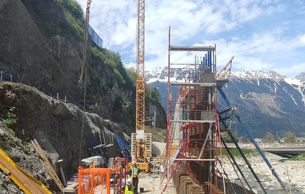Lotto di costruzione H21 Gola del Sill: Realizzazione del muro di sostegno per la futura linea ferroviaria, con fondazione su pali trivellati
