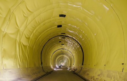 Baulos "H41 Sillschlucht-Pfons": Haupttunnel Ost, Verlegung der Abdichtungsbahnen im Zuge der Innenschalenarbeiten